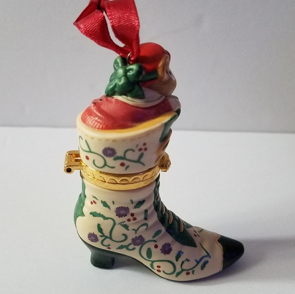 Hallmark Keepsake Ornament Fashion A Foot 2001 - Picture 3 of 11